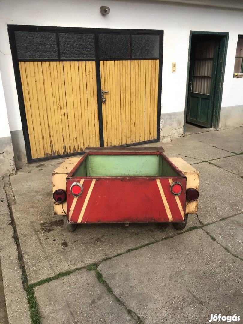 Utánfutó kerti kisgéphez