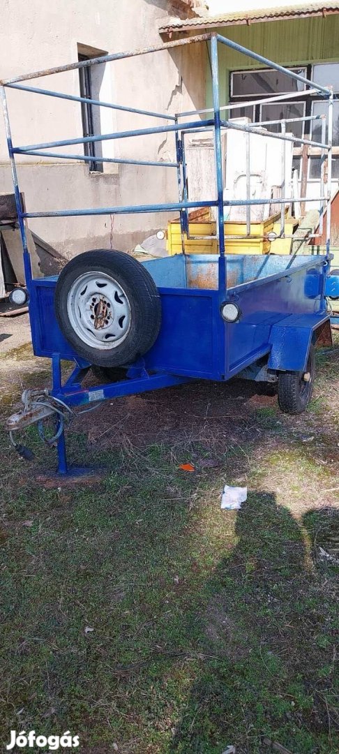 Utánfutó magasítóv