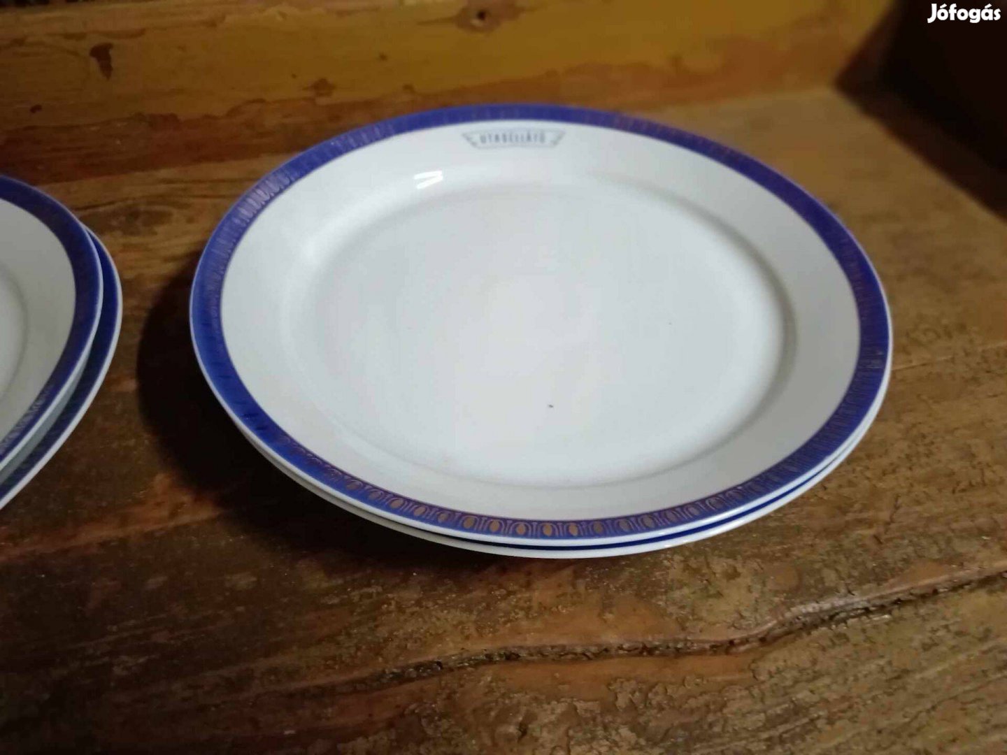 Utasellátó által használt nagy méretű lapos tányér, jelzett, logózott