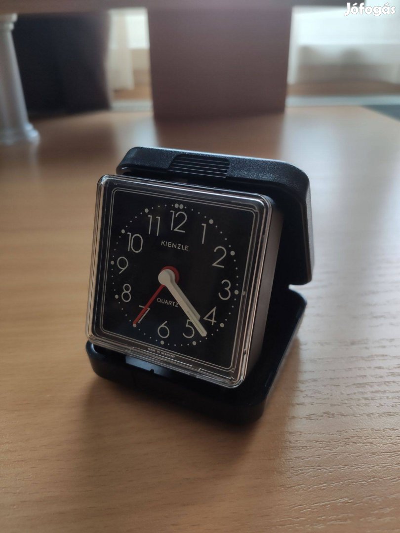 Utazó analóg ébresztőóra tokban