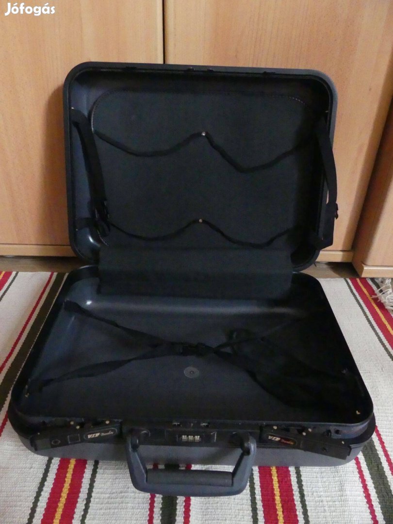 Utazóbőrönd, kemény falú