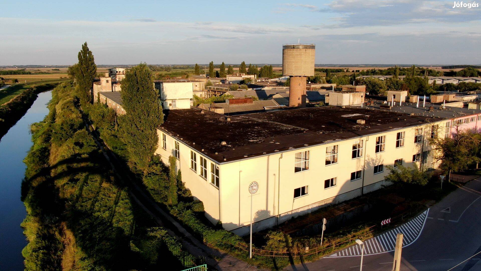 Utcafronti ipari ingatlan eladó Simontornyán!