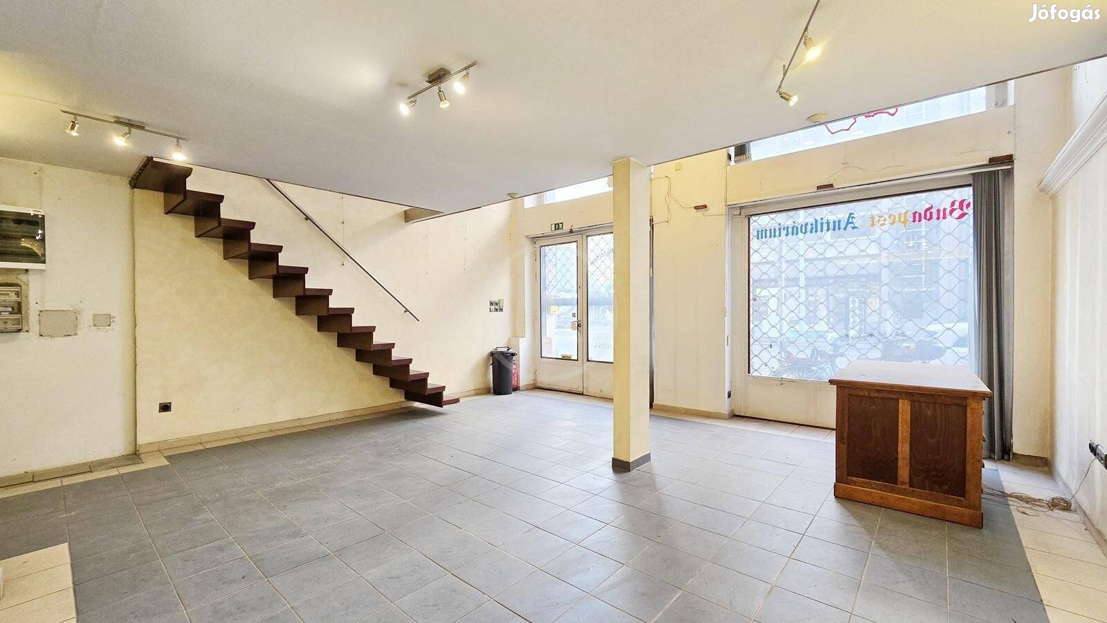 Utcai Kirakati Portálos, Galériás Üzlethelyiség Eladó!