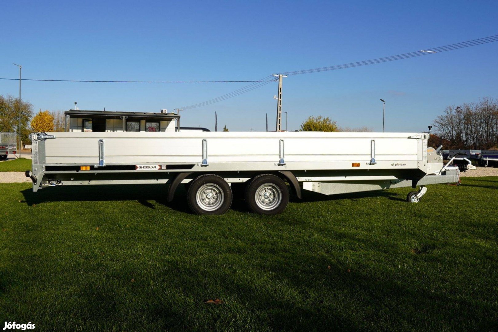 Utolsó darab akcióval új alu oldalfalas autószállító utánfutó (2700kg)