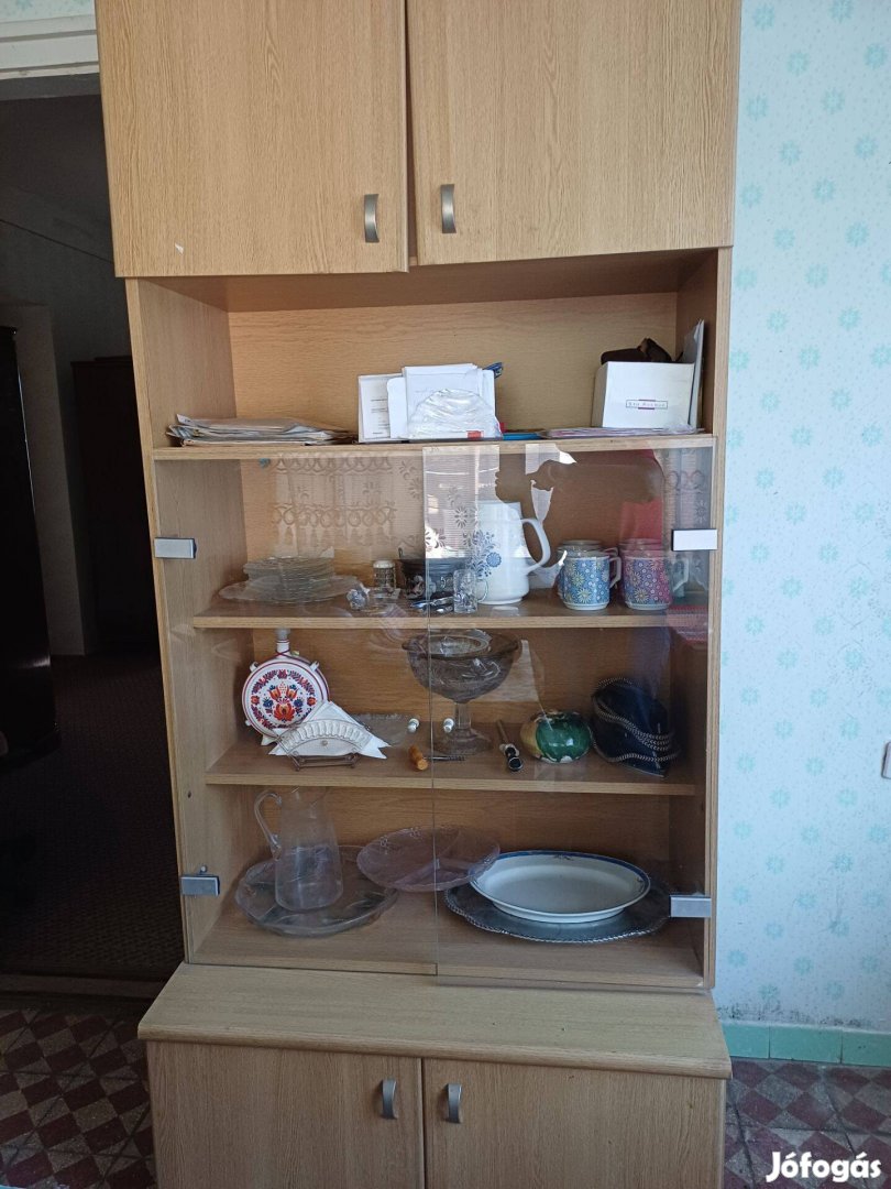 Üveg ajtos szekrény