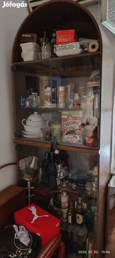 Üveg ajtós szekrény
