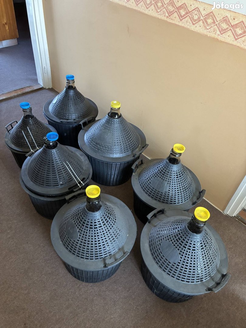 Üveg ballon műanyag kosárban 8 db.