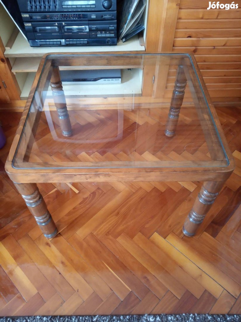 Üveg betétes dohányzóasztal kicsavarható lábakkal eladó!