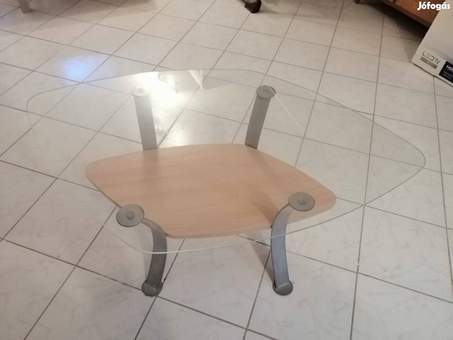 Üveg dohányzóasztal