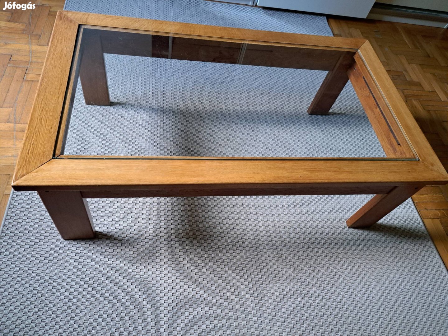 Üveg dohányzóasztal