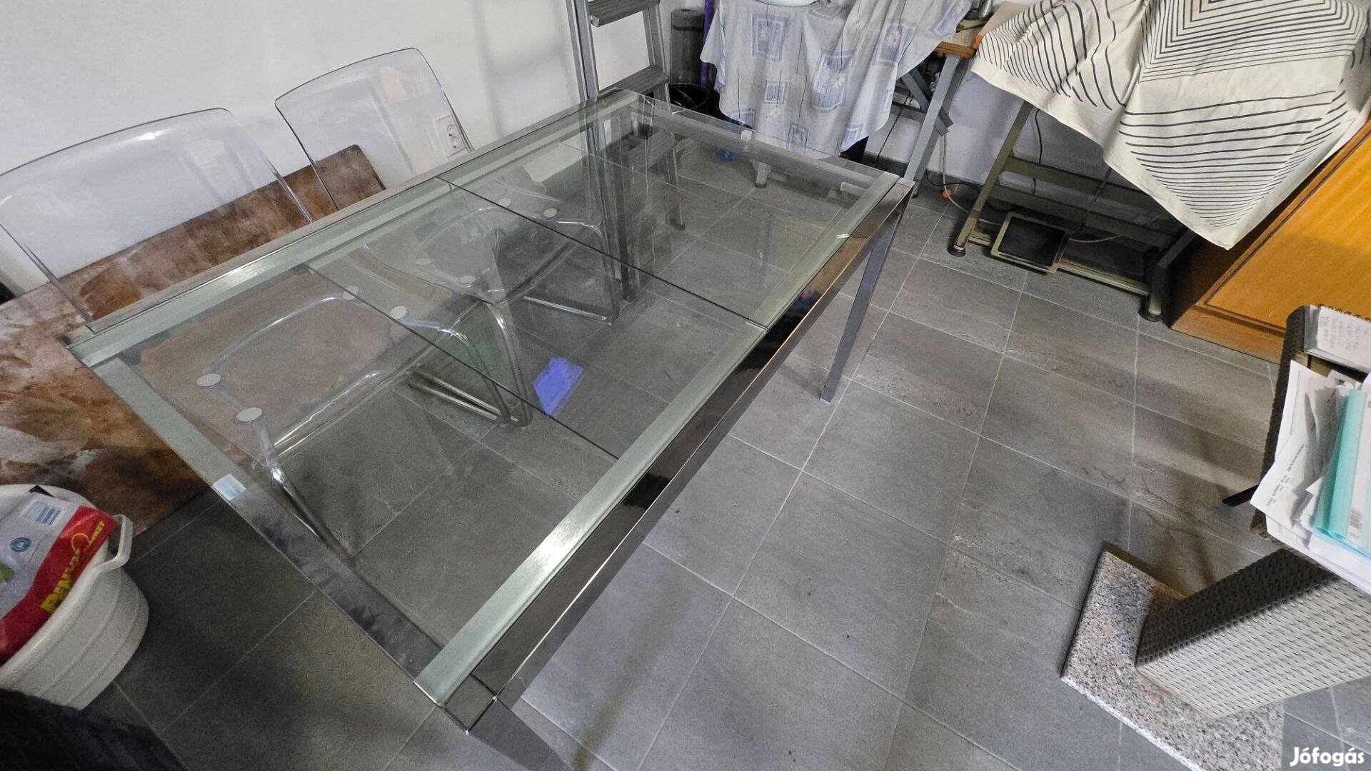Üveg étkezőasztal