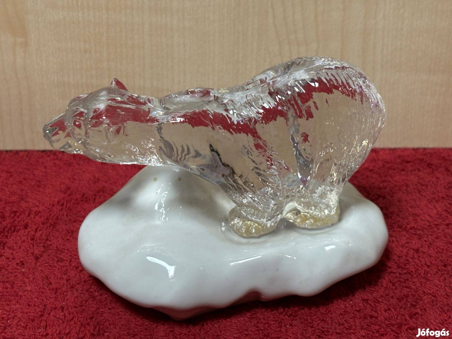 Üveg jegesmedves figura porcelán alapon