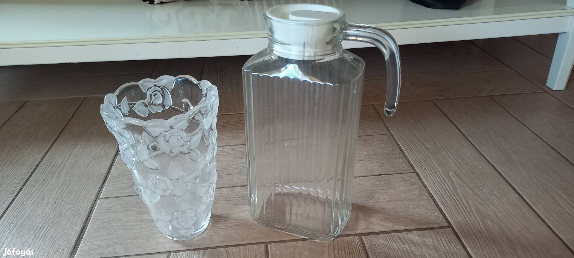 Üveg kancsó és üveg váza