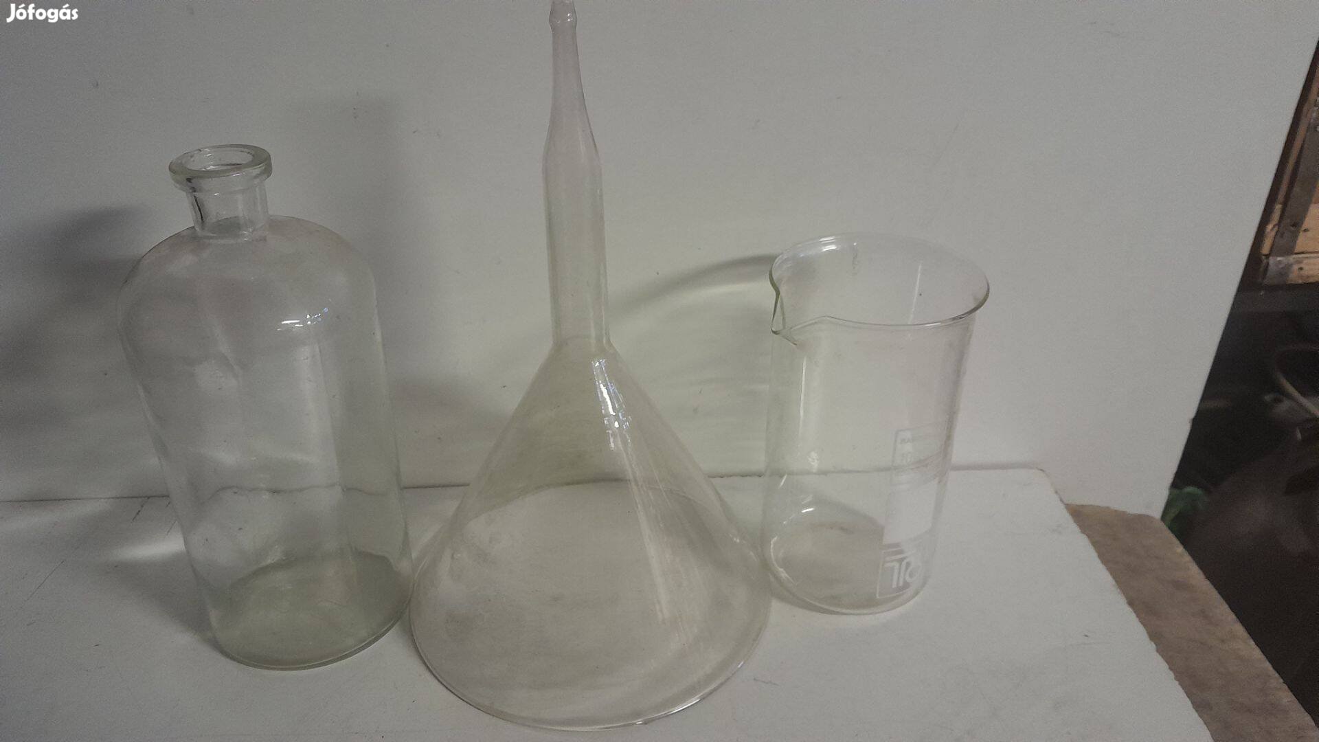 Üveg labor eszközök (mérőedény, tölcsér, üveg)
