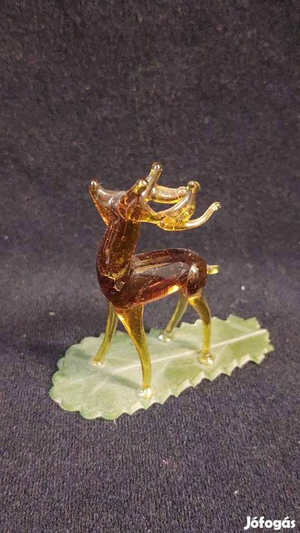 Üveg szarvas szobor