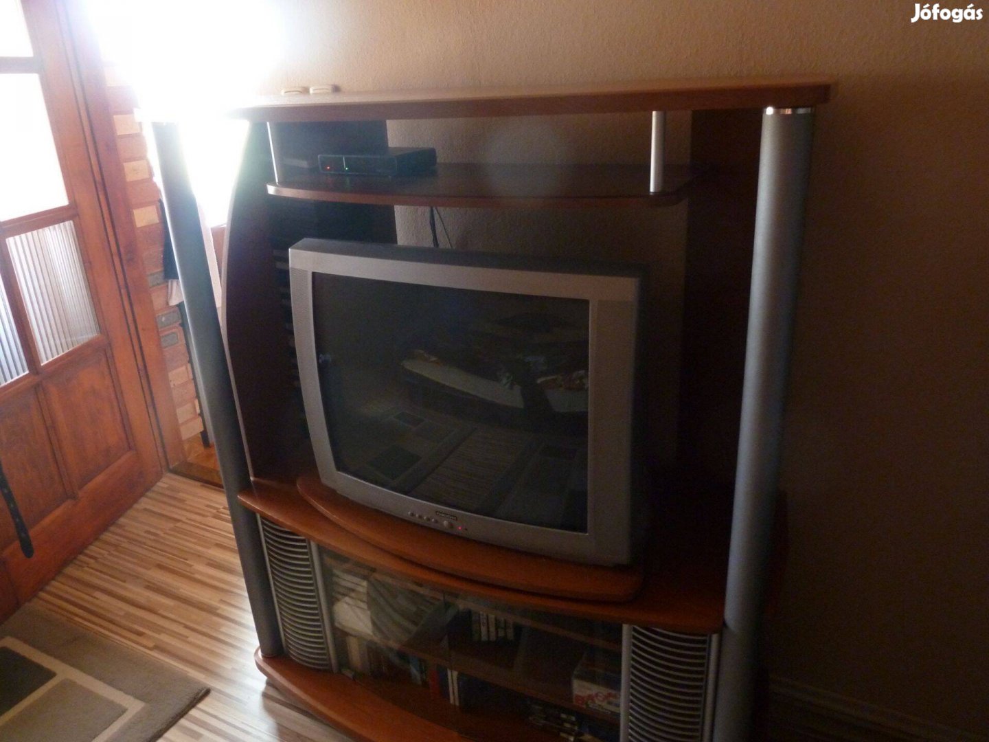 Üvegajtós TV állvány polcokkal