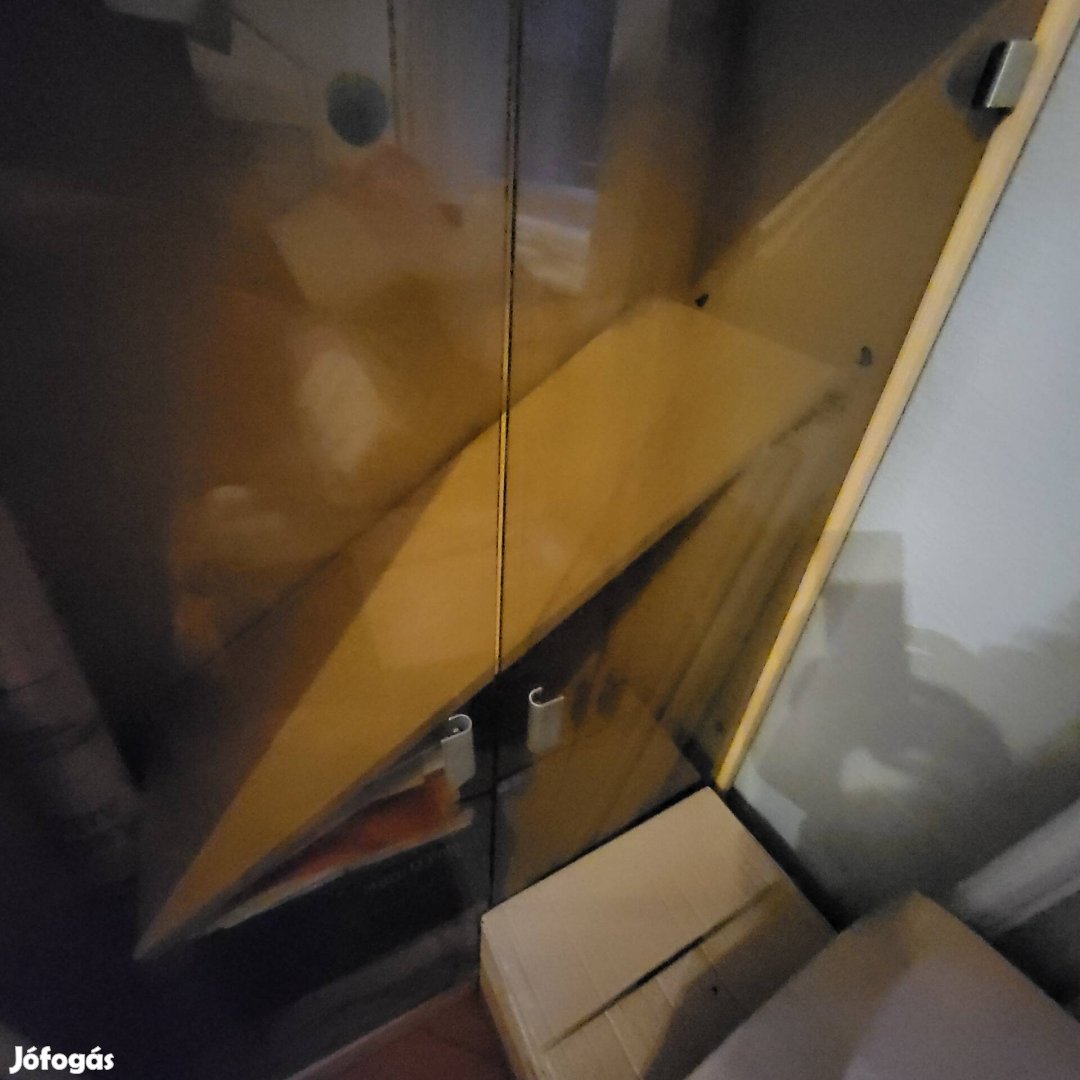 Üvegajtós könyvszekrenyek