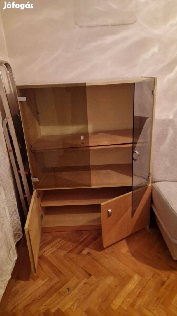 Üveges szekrény