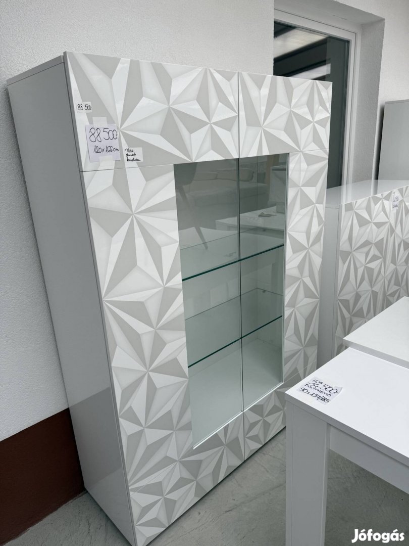 Üveges vitrintálalószekrény