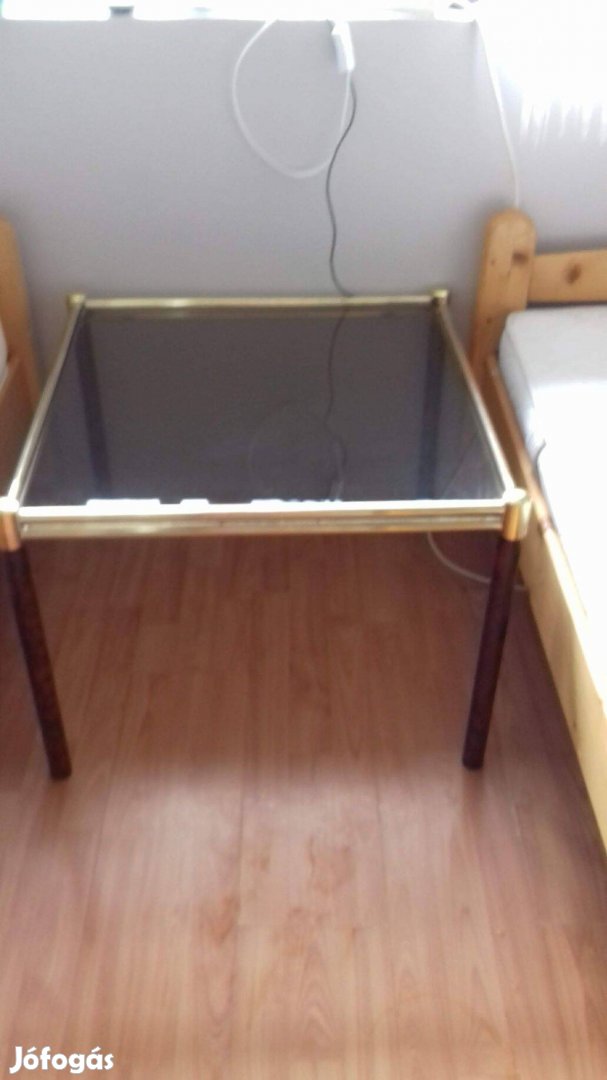 Üveglapos asztal, virágtartó, éjjeli tároló ki minek