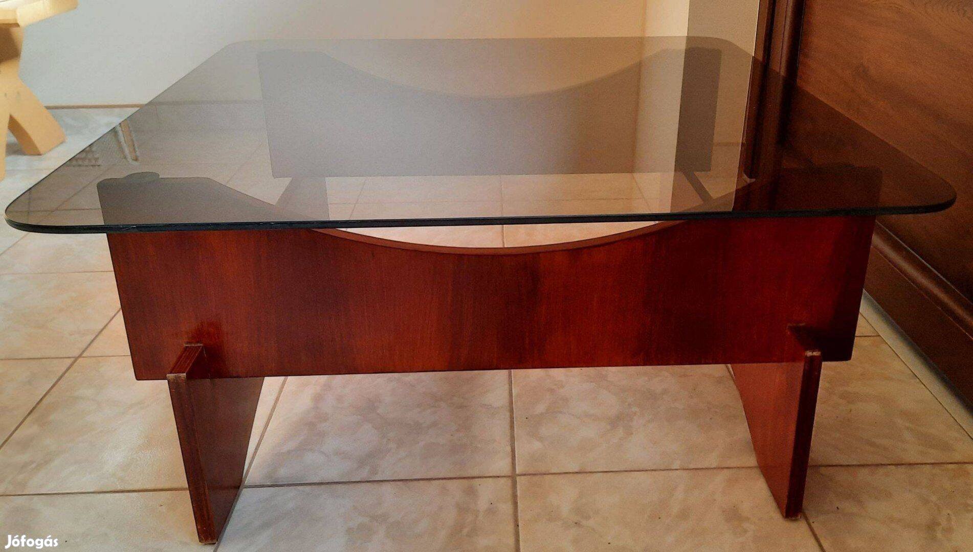 Üveglapos dohányzóasztal