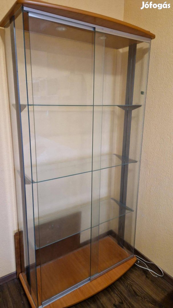 Üvegszekrény