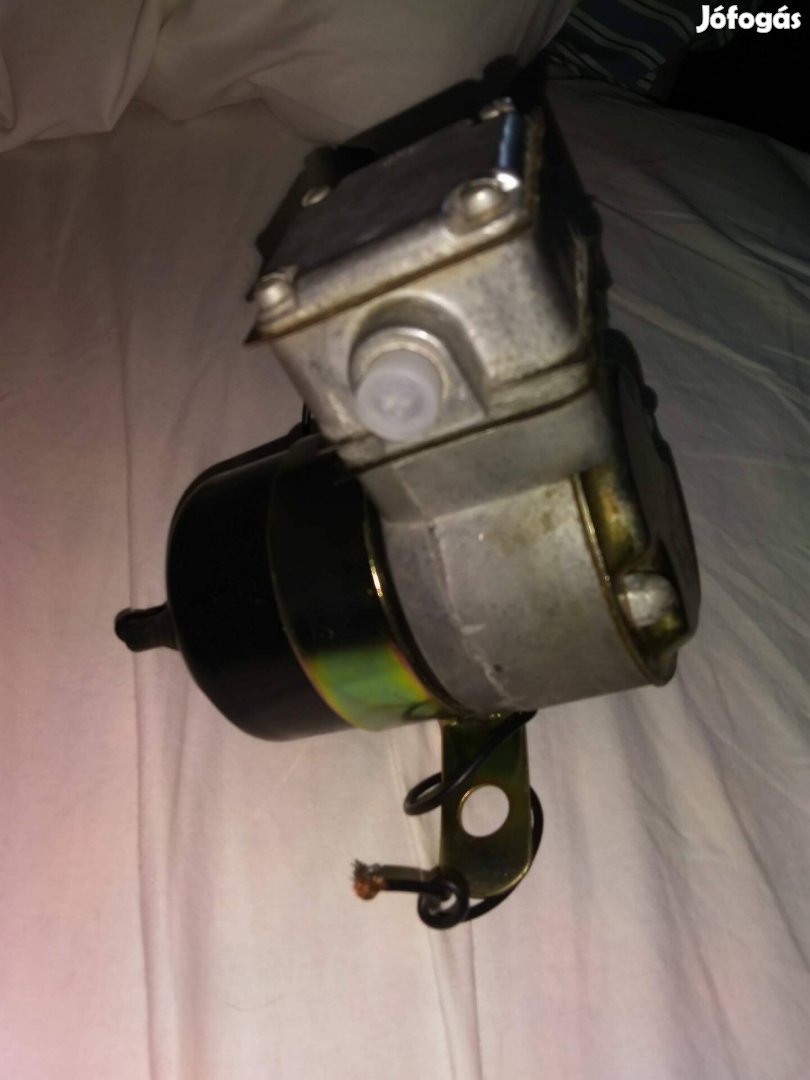 Üzemanyag ác pumpa Canada 12voltos vadonatúj 