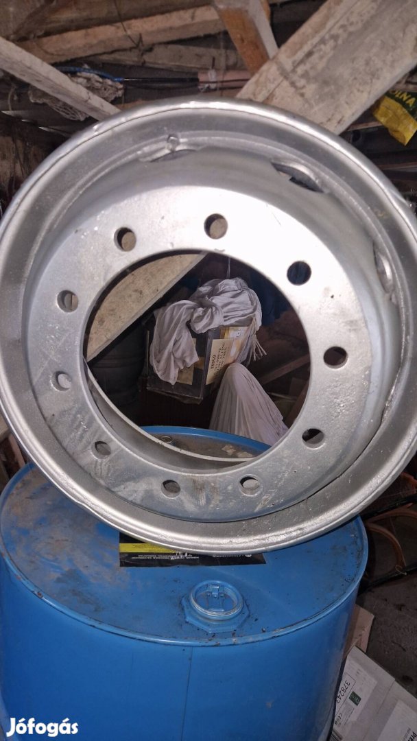 Üzemanyag tank,nyereg,gumi,felni eladó 