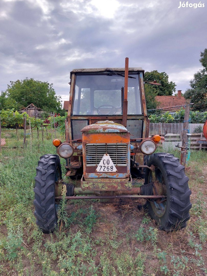 Üzemképes Zetor 5748 tárcsával és permetezővel