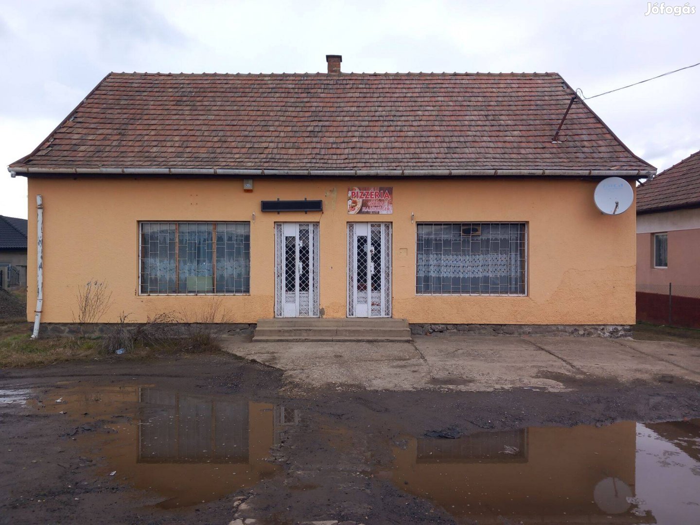 Üzlethelyiség, kávézó, pizzéria