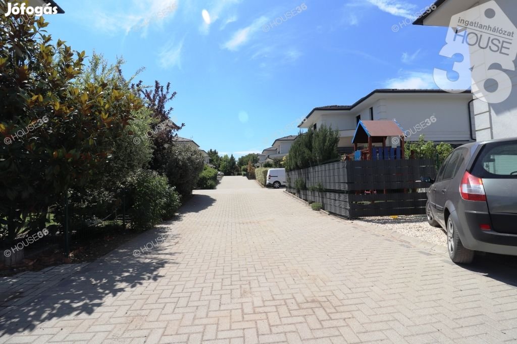 VACSIKÖZI EXKLUZÍV LAKÓPARKBAN NÍVÓS CSALÁDI HÁZ ELADÓ!