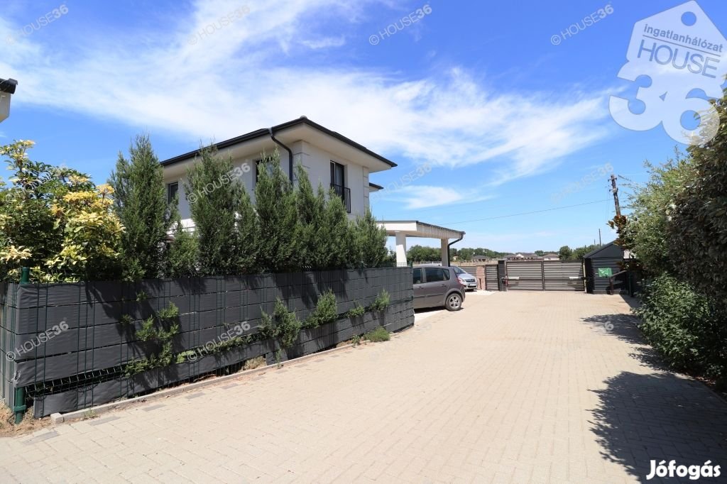 VACSIKÖZI EXKLUZÍV LAKÓPARKBAN NÍVÓS CSALÁDI HÁZ ELADÓ!