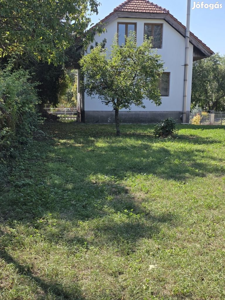 VELENCE ÓFALUBAN ÖRÖK PANORÁMÁS 3 SZINTES TÉGLAÉPÍTÉSŰ