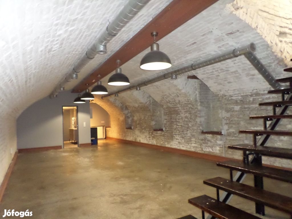 VIII. Kerület, II János Pál pápa tér környékén utca, 88 m2-es,