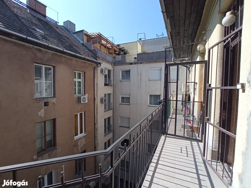 VIII. Kerület, Magdolna negyedben, 27 m2-es, társasházi