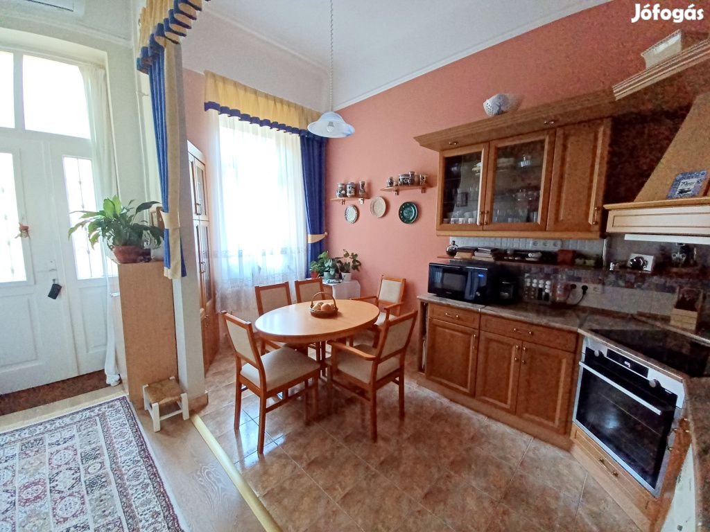 VII. Kerület, Kertre néző, Városligetnél Dózsa György út, 82 m2-es,