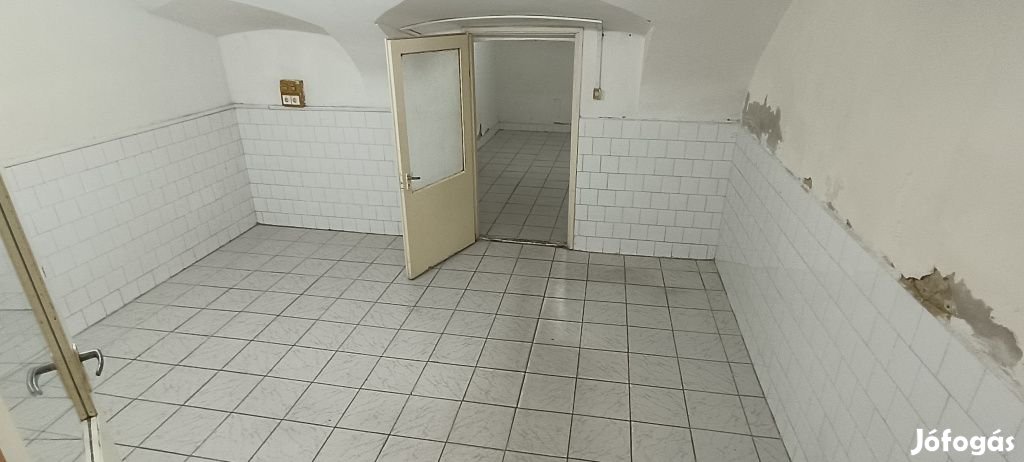 VI. Kerület, Szondi utca, 43 m2-es, szuterén, társasházi lakás