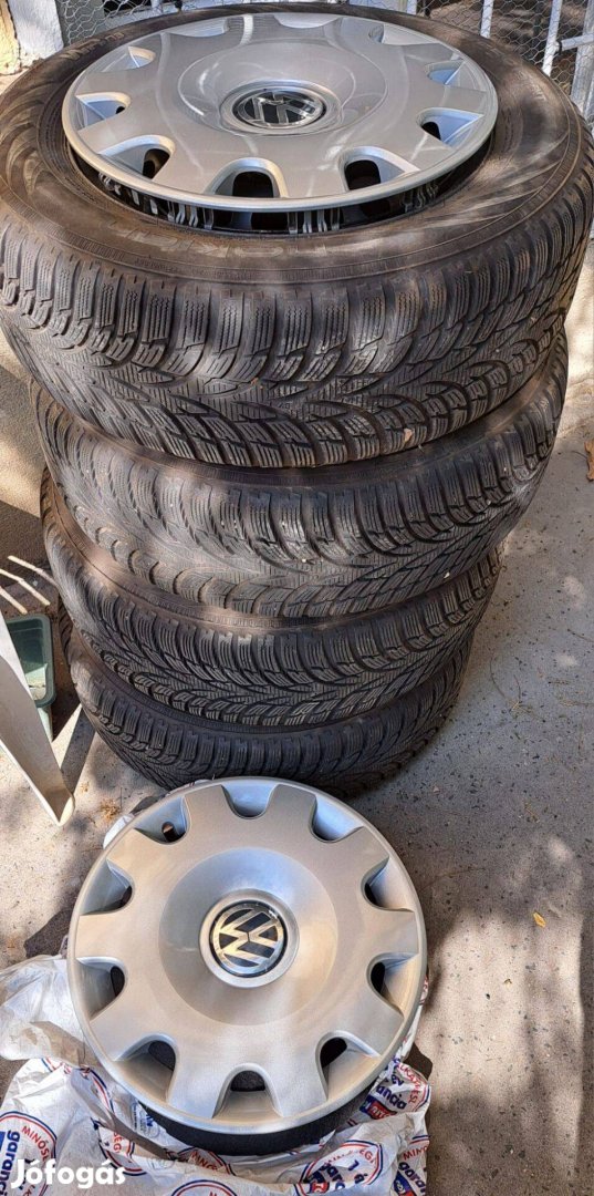 VW 15" téli felni garnitúra gumival dísztárcsával eladó