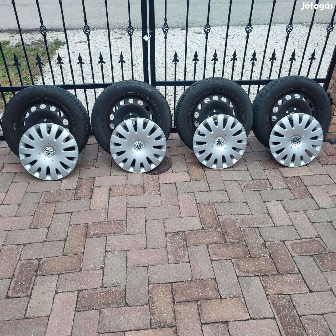 VW 16" lemezfelni, 205/55 használt Continental téli gumi + dísztárcsa