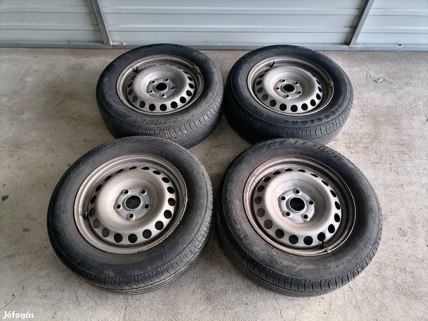 VW 5x112 lemezfelni 195/65 R15 nyári gumival