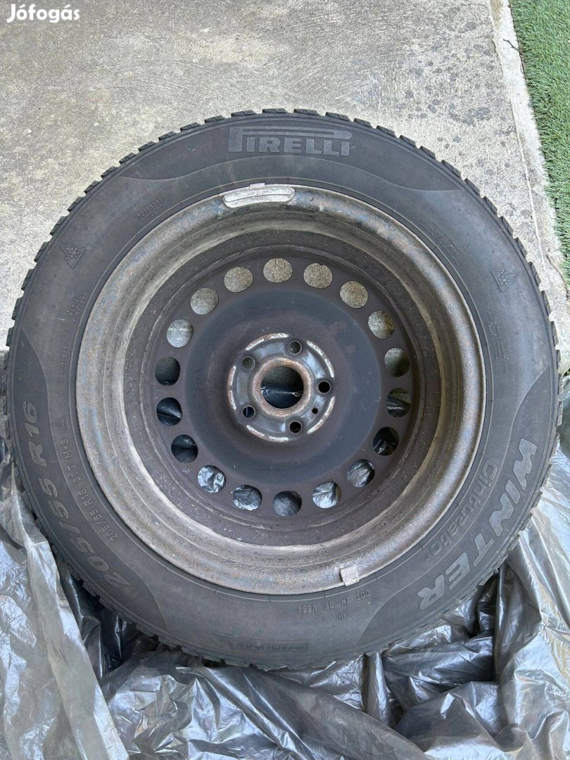 VW Acélfelni Pirelli gumival eladó