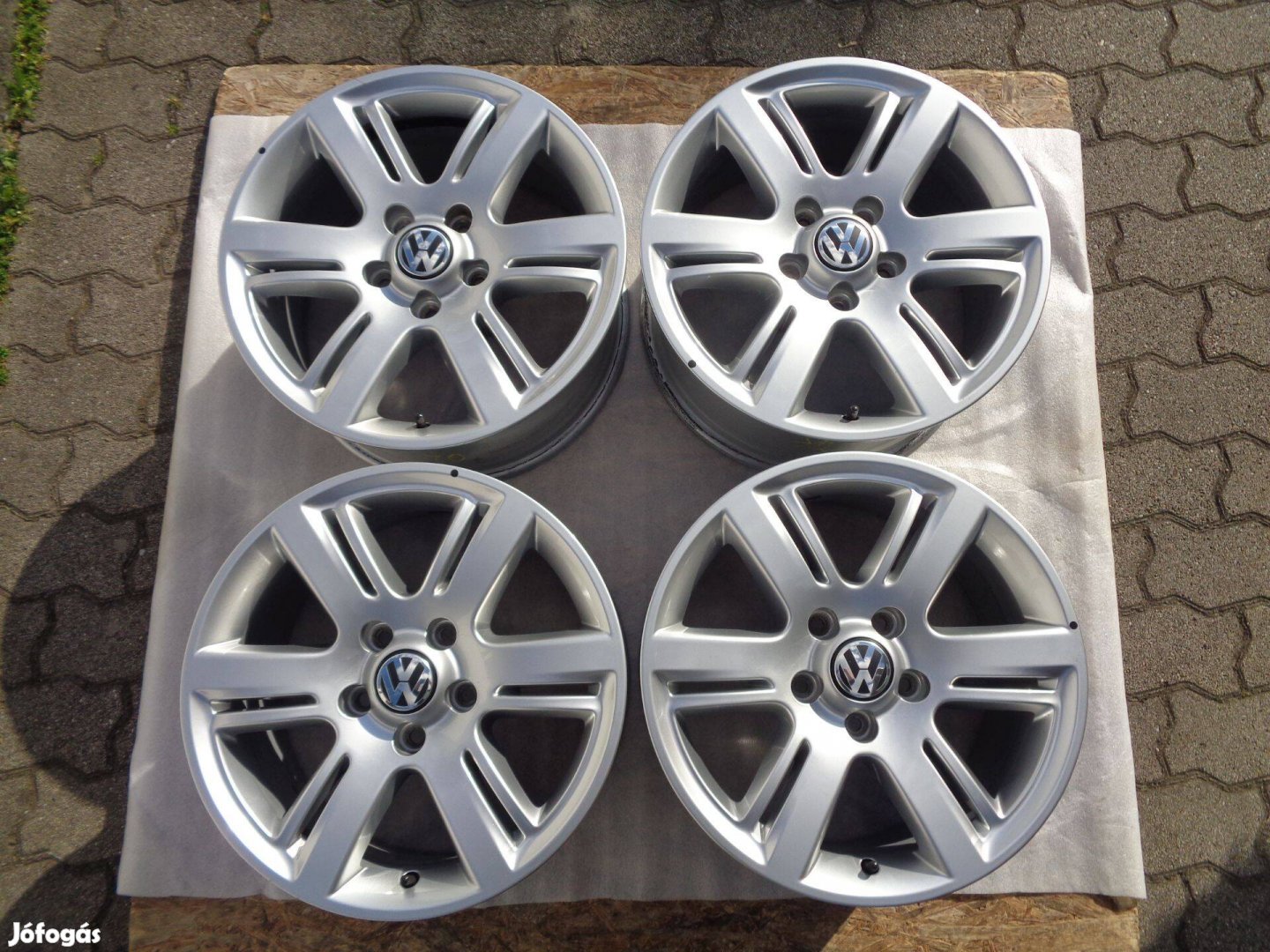 VW Amarok Gyári alufelni 17-es, szép újszerű állapotban eladó