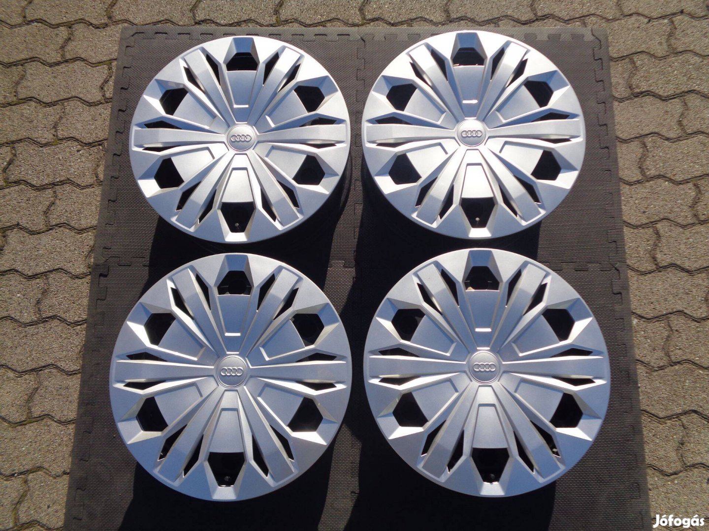 VW-Audi gyári lemezfelni 17-es, 5×112-es dísztárcsával újszerűen eladó