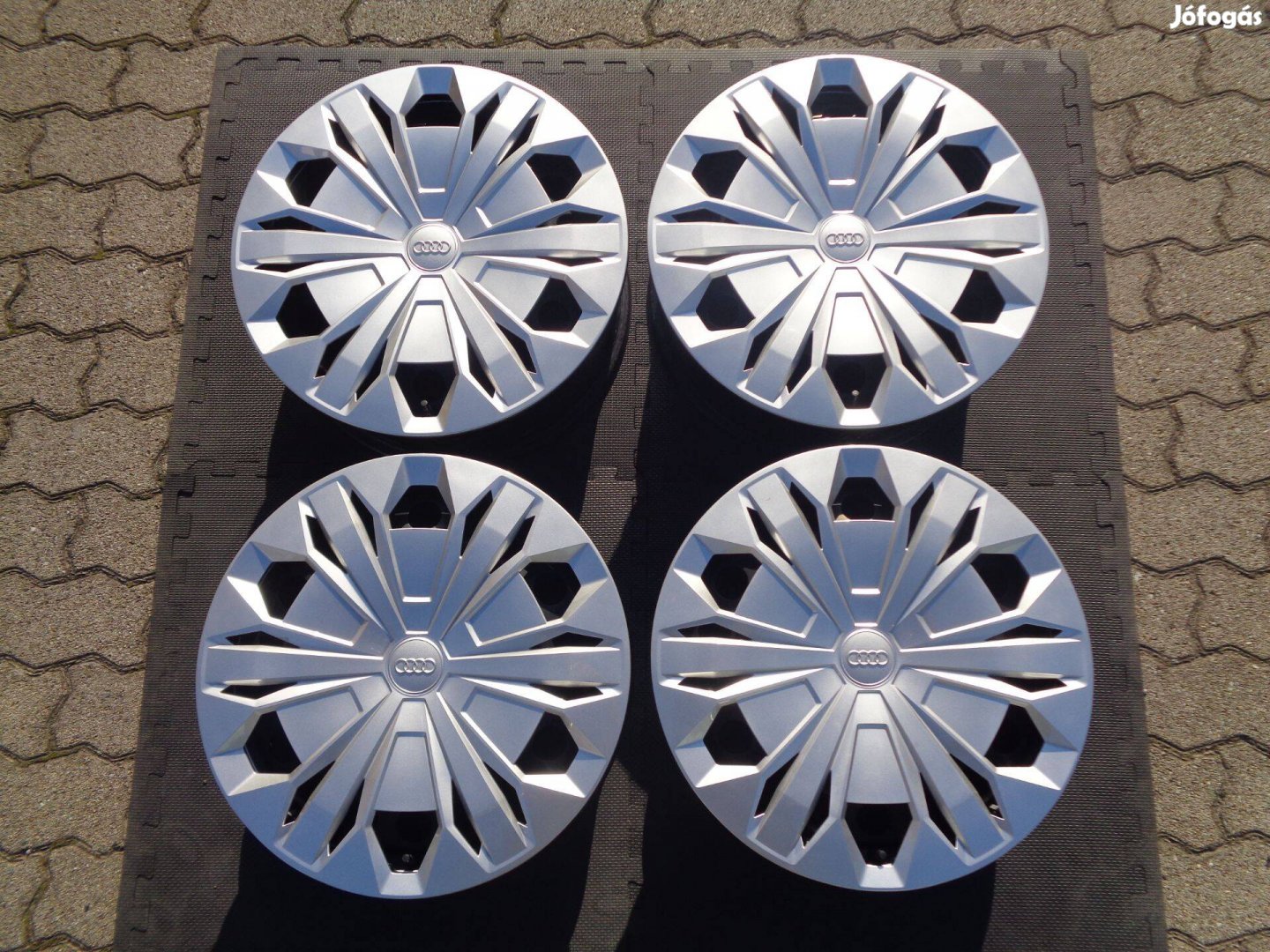 VW-Audi gyári lemezfelni 17-es, 5×112-es dísztárcsával újszerűen eladó