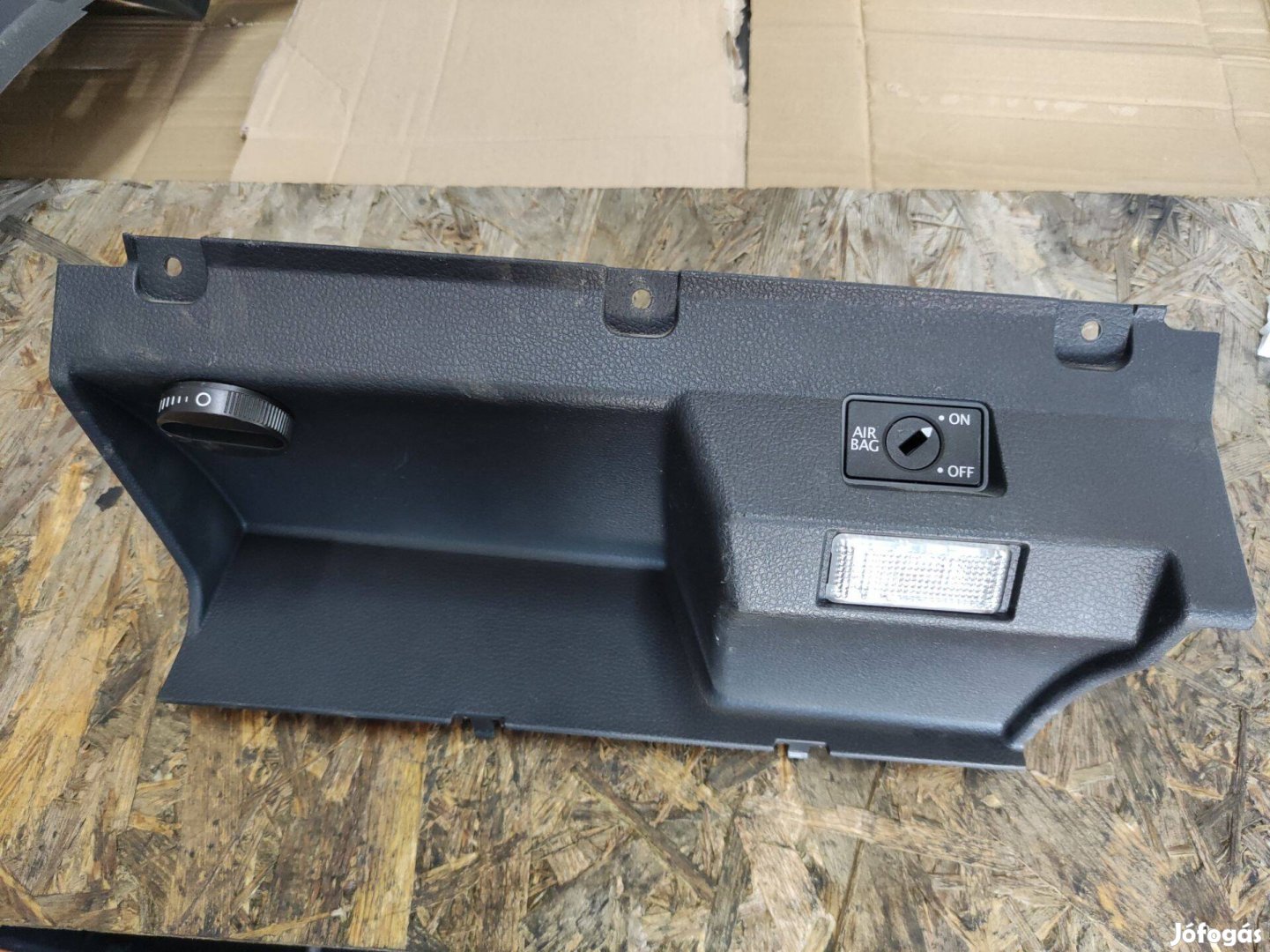 VW Caddy IV 2015-2020 műszerfal alsó borítás kesztyűtartó keret