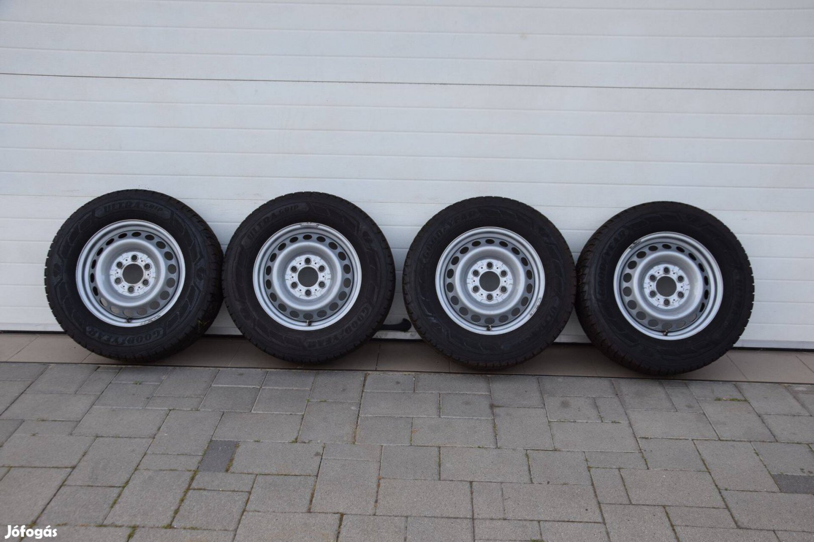 VW Crafter, MB Sprinter újszerű garnitúra 235/65 16 C gumikkal