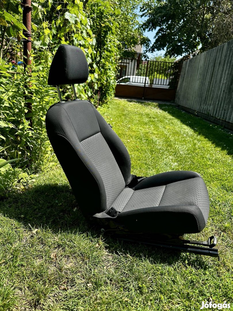 VW Golf 5 bal első ülés