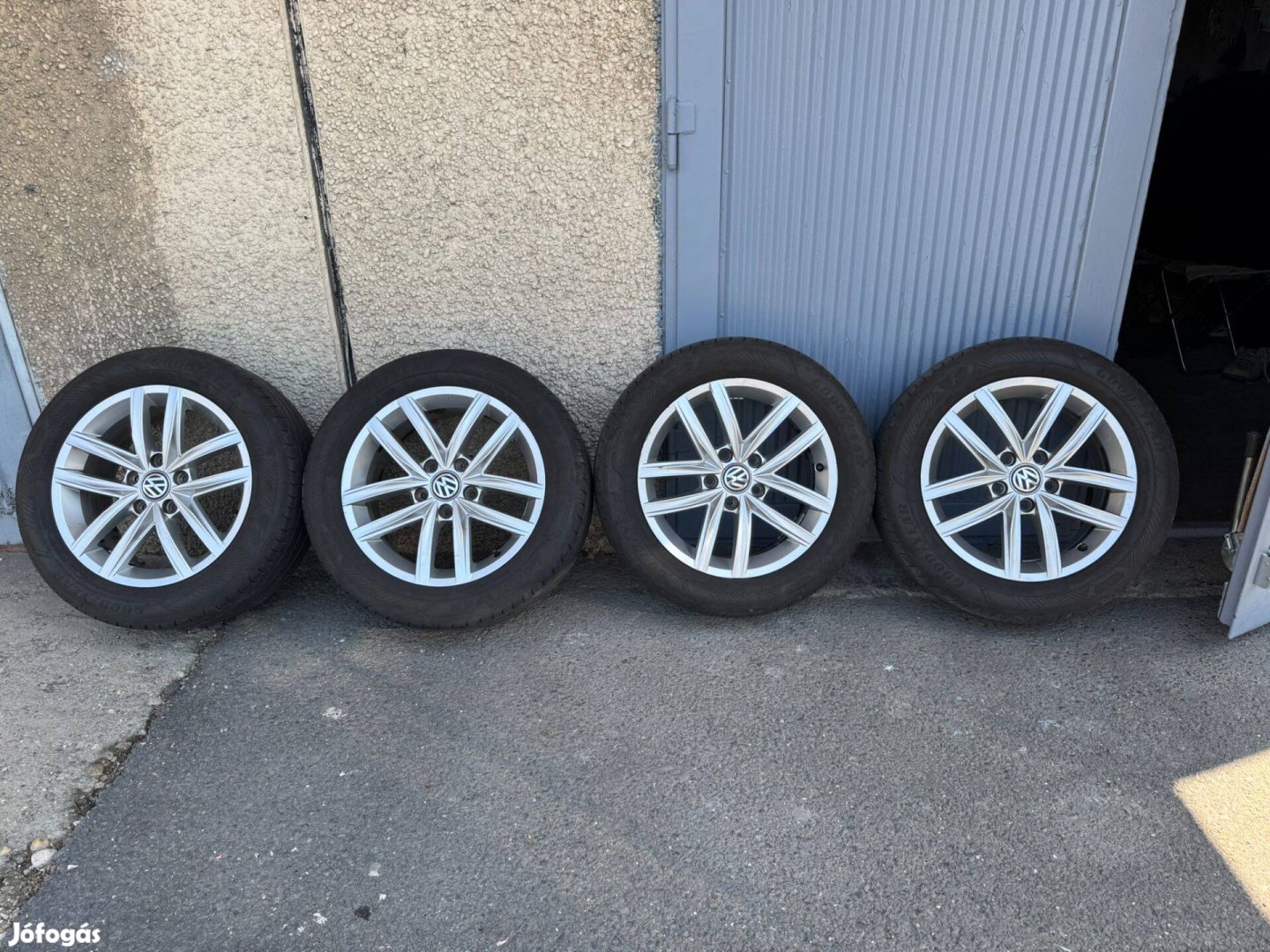 VW Golf 7 gyári felni garnitúra nyári gumikkal 5x112