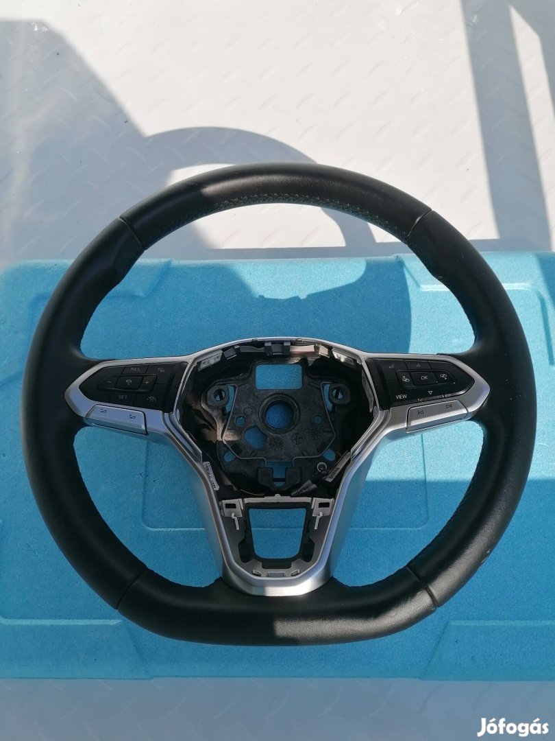 VW Golf 8 F1 (pillangó váltós) kormány. 