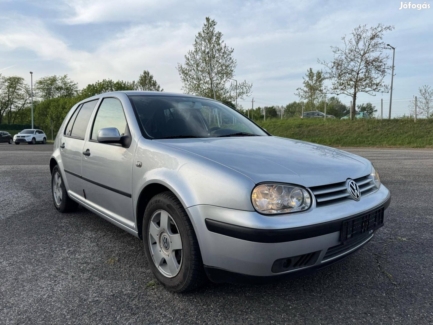 VW Golf IV első lökhárító LA7W szín